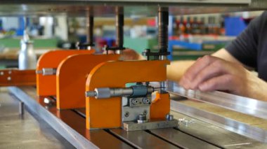 Bu çekim endüstriyel metal işletim fabrikasında yapılan ve paslanmaz çelik hava dağıtım ekipmanları üreten bir seri çekimin parçası..