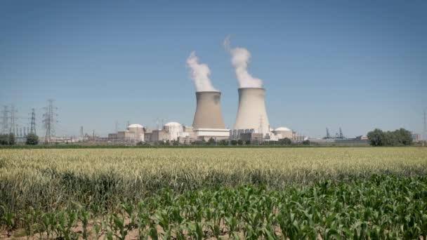 多尔核电站 Doel Nuclear Power Station 是比利时两个核电站之一 该厂包括4个反应堆 该地点位于弗拉芒东法兰德斯省Doel村附近的Scheldt河岸 安特卫普市郊 该站由垂直整合的法国能源公司Engie — 图库视频影像