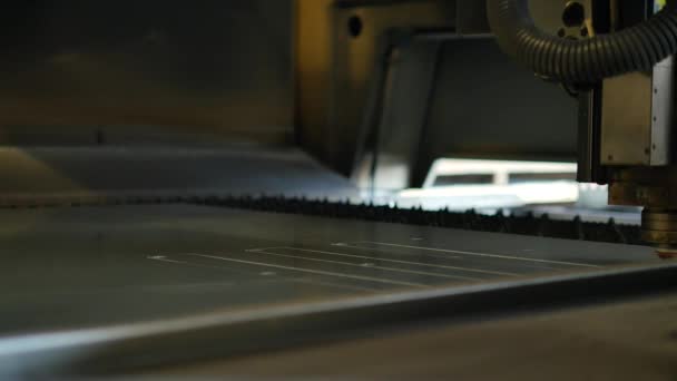 激光切割是一种用激光切割材料的技术 — 图库视频影像