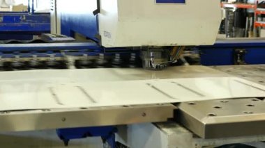 Metal levha oluşturma makinesinin imalat üzerine yakın çekim görüntüleri