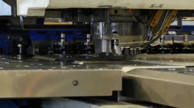 Bu çekim endüstriyel metal işletim fabrikasında yapılan ve paslanmaz çelik hava dağıtım ekipmanları üreten bir seri çekimin parçası..