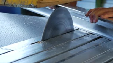 Bu çekim endüstriyel metal işletim fabrikasında yapılan ve paslanmaz çelik hava dağıtım ekipmanları üreten bir seri çekimin parçası..