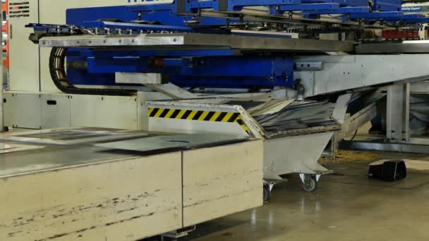 Close Beelden Van Metalen Plaat Vormen Machine Productie — Stockvideo