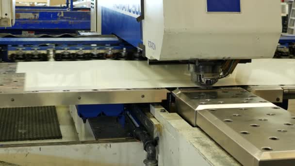 Close Beelden Van Metalen Plaat Vormen Machine Productie — Stockvideo
