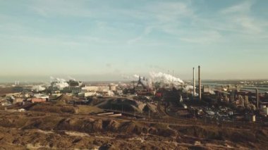 Güneşli bir akşamda bacaları tüten Tata Çelik Fabrikası, IJmuiden, Hollanda