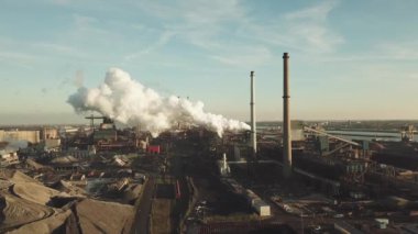 Güneşli bir akşamda bacaları tüten Tata Çelik Fabrikası, IJmuiden, Hollanda