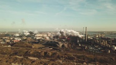 Güneşli bir akşamda bacaları tüten Tata Çelik Fabrikası, IJmuiden, Hollanda