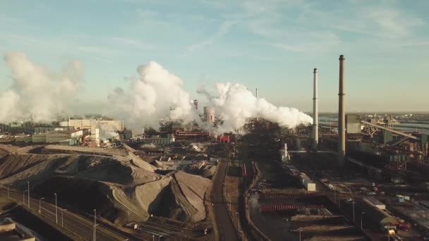 Factory Tata Stål Med Rygende Skorstene Solrig Aften Ijmuiden Holland – Stock-video