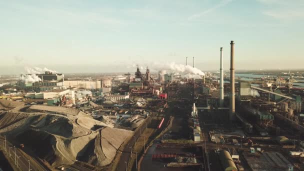 Factory Tata Stål Med Rygende Skorstene Solrig Aften Ijmuiden Holland – Stock-video