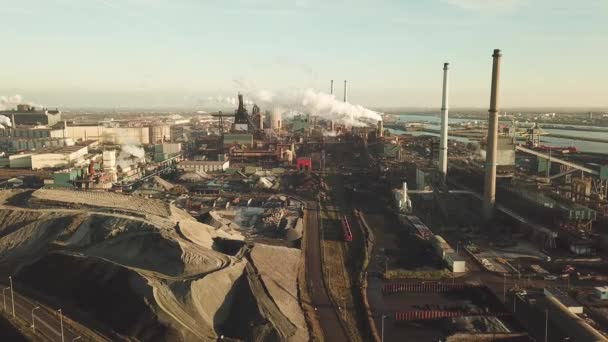 Factory Tata Stål Med Rygende Skorstene Solrig Aften Ijmuiden Holland – Stock-video