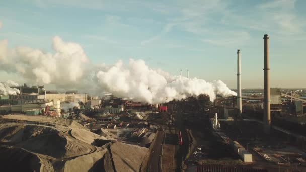 Factory Tata Stål Med Rygende Skorstene Solrig Aften Ijmuiden Holland – Stock-video