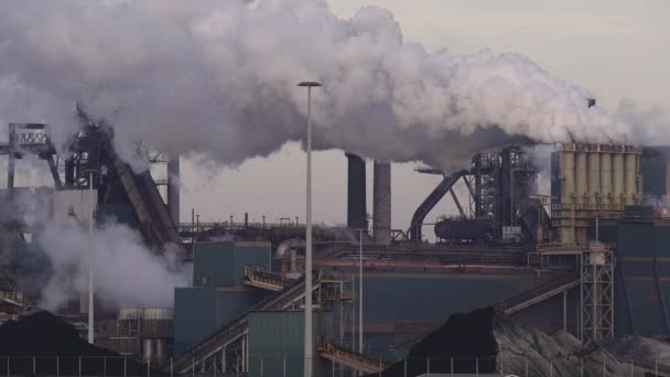 Factory Tata Steel Met Rookschoorstenen Zonnige Avond Ijmuiden Nederland — Stockvideo