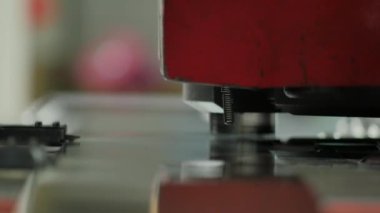 Fabrikadaki çelik üretim sürecinin yakın plan görüntüleri.