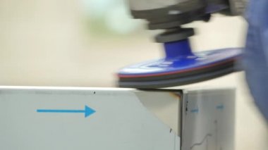 Paslanmaz çelik cilalayan işçilerin yakın plan görüntüleri.