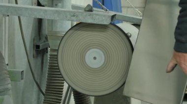 Paslanmaz çelik cilalayan işçilerin yakın plan görüntüleri.