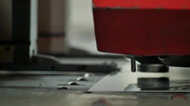Fabrikadaki çelik üretim sürecinin yakın plan görüntüleri.