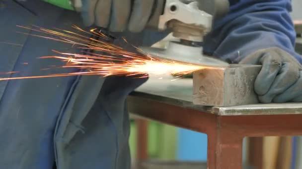 Nahaufnahme Von Arbeitern Die Edelstahl Mit Schleifwerkzeug Bearbeiten — Stockvideo