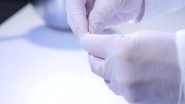 Eczane üretimindeki krem üretim sürecinin yakın çekim görüntüleri