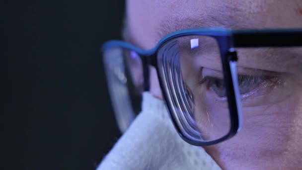 Detailní Záběry Vědce Lékařskou Maskou Připravující Léčivé Přípravky Laboratoři Tmavém Videoklip