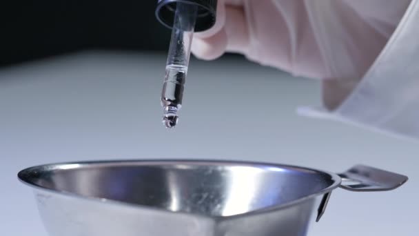 Detailní Záběry Vědců Připravujících Léčivé Přípravky Laboratoři Tmavém Pozadí Videoklip