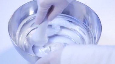 Eczane üretimindeki krem üretim sürecinin yakın çekim görüntüleri