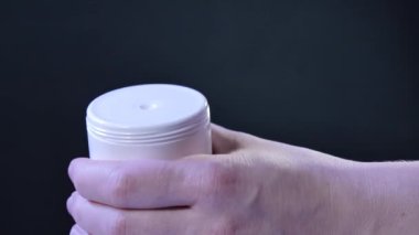 Eczane üretimindeki krem üretim sürecinin yakın çekim görüntüleri