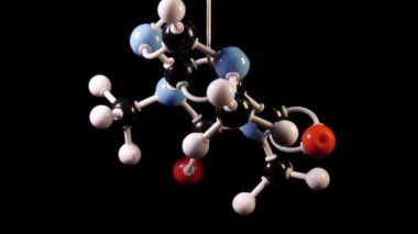 Siyah bir arkaplanda dönen bir molekülün kimyasal formülü. 4K, 50fps 'de çekiliyor.