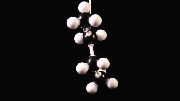 Siyah Bir Arkaplanda Dönen Bir Molekülün Kimyasal Formülü 50Fps Çekiliyor — Stok video