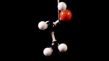 Siyah bir arkaplanda dönen bir molekülün kimyasal formülü. 4K, 50fps 'de çekiliyor.