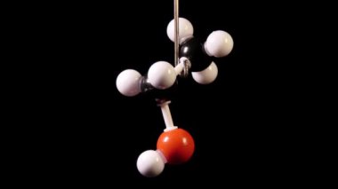 Siyah bir arkaplanda dönen bir molekülün kimyasal formülü. 4K, 50fps 'de çekiliyor.