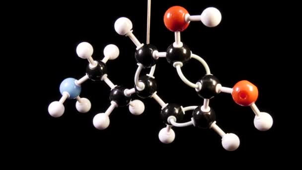 在黑色背景上分离的分子旋转的化学公式 用4K 50Fps薄膜包裹 — 图库视频影像