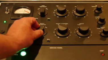 Müzik kaydı ve montajı için profesyonel ses stüdyosunun yakın çekim görüntüleri