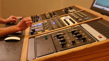 Müzik kaydı ve montajı için profesyonel ses stüdyosunun yakın çekim görüntüleri