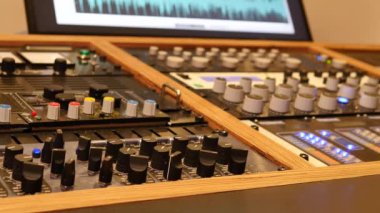 Müzik kaydı ve montajı için profesyonel ses stüdyosunun yakın çekim görüntüleri