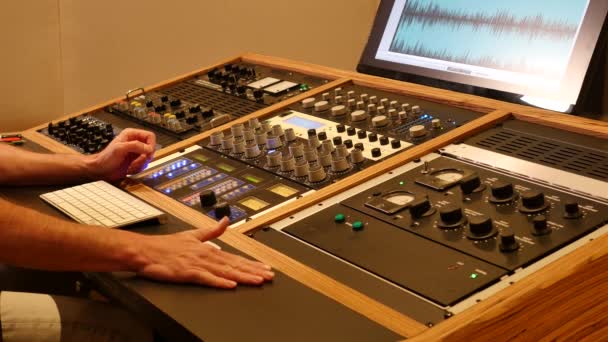 Müzik Kaydı Montajı Için Profesyonel Ses Stüdyosunun Yakın Çekim Görüntüleri — Stok video