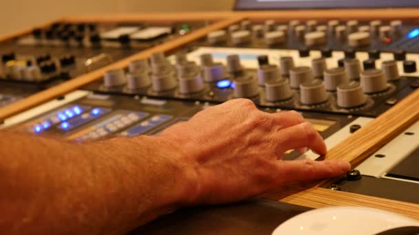 Müzik Kaydı Montajı Için Profesyonel Ses Stüdyosunun Yakın Çekim Görüntüleri — Stok video
