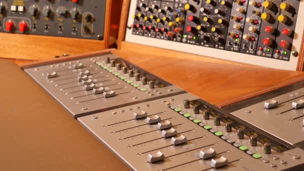 音楽の録音と編集のためのプロのサウンドスタジオのクローズアップ映像 — ストック動画