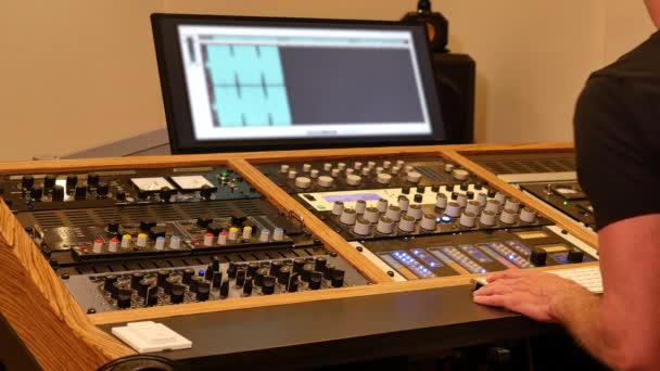 Plans Rapprochés Studio Son Professionnel Pour Enregistrement Montage Musique — Video