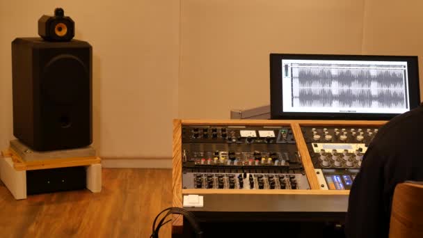 Крупный План Профессиональной Звукозаписывающей Студии Записи Редактирования Музыки — стоковое видео