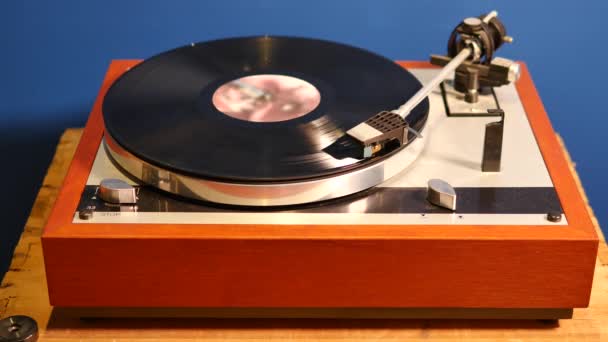 Material Primer Plano Vinilo Tocadiscos Sobre Fondo Azul — Vídeo de stock