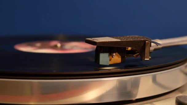 Close Upbeelden Van Vinylplatenspeler Blauwe Achtergrond — Stockvideo