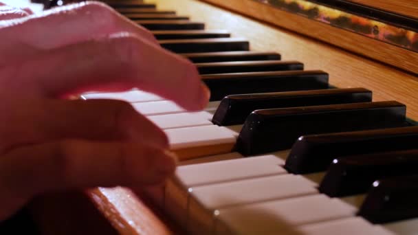Material Primer Plano Del Hombre Tocando Piano Con Luz Fondo — Vídeo de stock