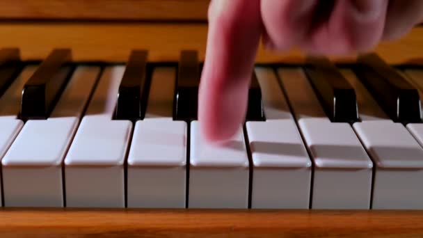 Material Primer Plano Del Hombre Tocando Piano Con Luz Fondo — Vídeo de stock