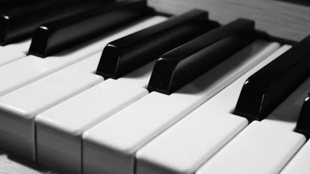 Крупным Планом Человек Играет Пианино Подсветкой — стоковое видео