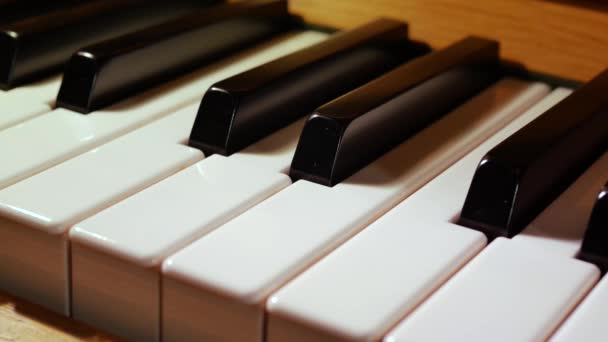 Material Primer Plano Del Hombre Tocando Piano Con Luz Fondo — Vídeo de stock