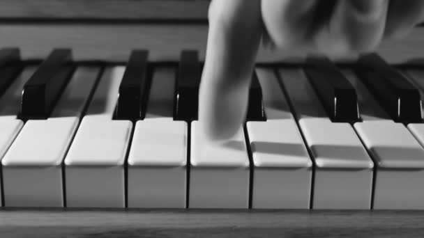 Närbilder Mannen Som Spelar Piano Med Bakgrundsbelysning — Stockvideo