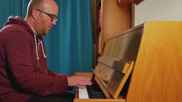 Riprese Ravvicinate Uomo Che Suona Pianoforte — Video Stock