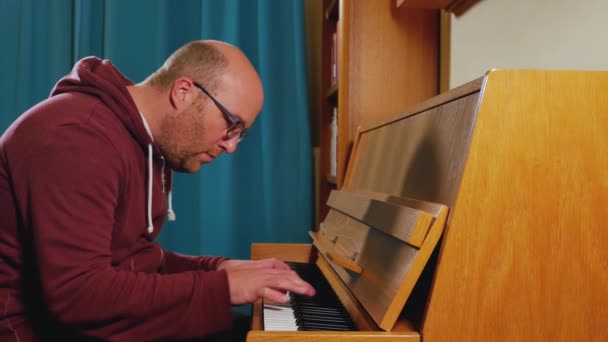 Крупным Планом Человек Играет Пианино — стоковое видео