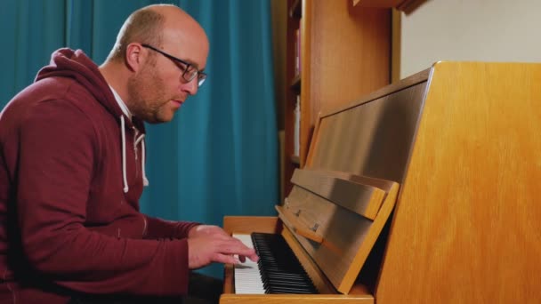 Nærbilder Mannen Som Spiller Piano – stockvideo