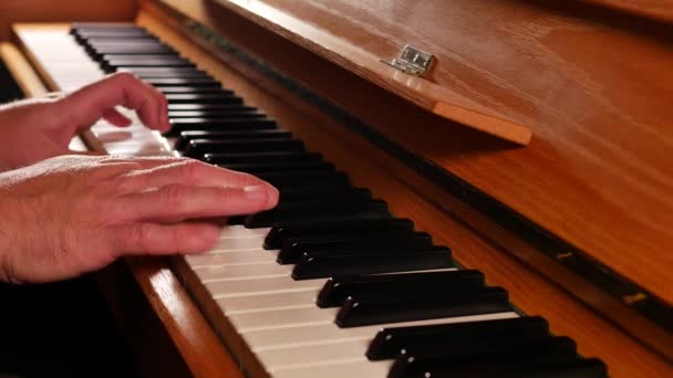 Material Primer Plano Del Hombre Tocando Piano Con Luz Fondo — Vídeo de stock